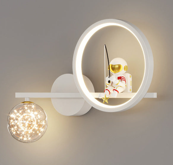 Pasillo de la habitación infantil con astronauta de dibujos animados y bola de cielo estrellado | Proyect369