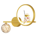 Pasillo de la habitación infantil con astronauta de dibujos animados y bola de cielo estrellado | Proyect369